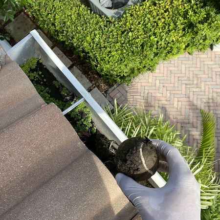 Gutter cleaning in delray beach signs your gutters are clogged before damage happens